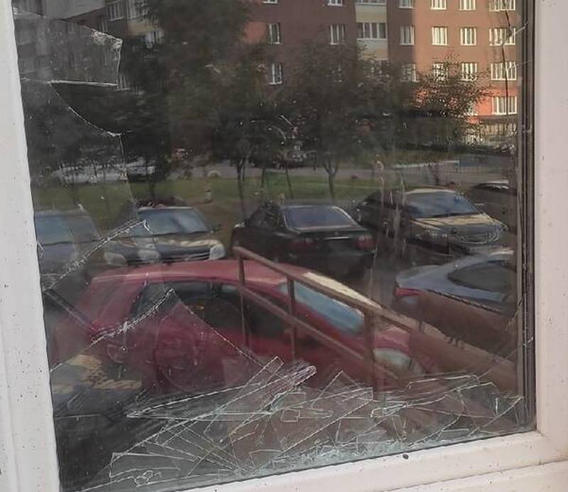 В Брянске на Станке Димитрова пьяный дебошир ночью выбил окно в многоэтажке