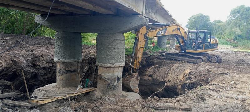 Под Погаром продолжается ремонт 219-метрового моста через реку Вабля