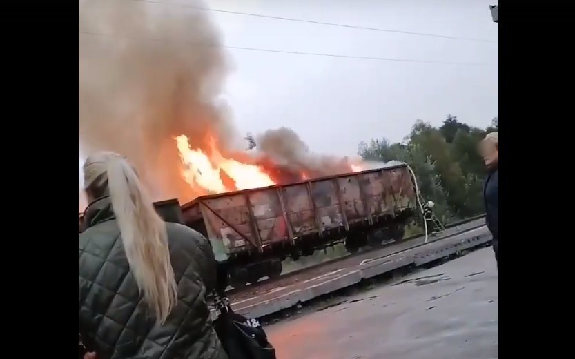 Появилось видео с горящими в Любохне вагонами