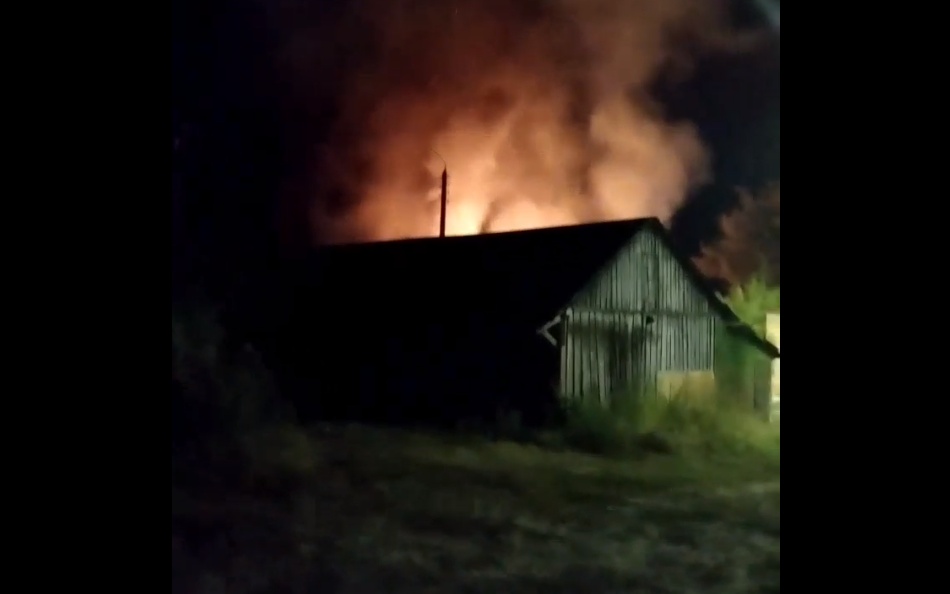 Возле мясокомбината в Фокинском районе Брянска горело заброшенное здание