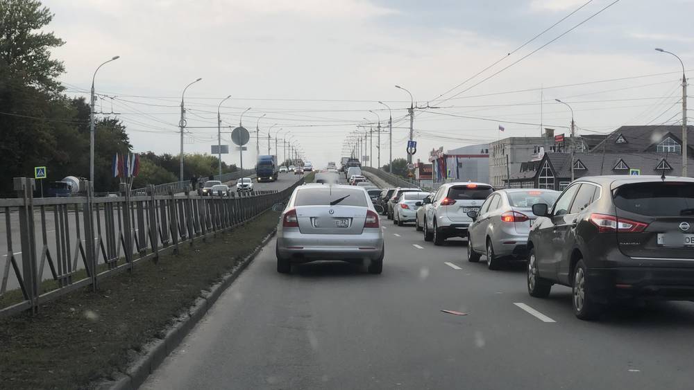 В Брянске светофоры и путепровод стали причинами пробок на Московском проспекте