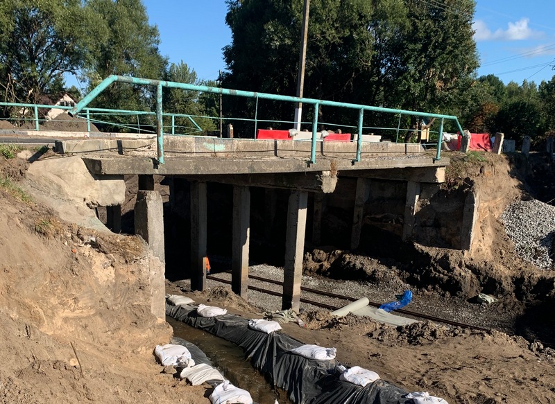 В Суражском районе продолжается ремонт моста через ручей в деревне Беловодка