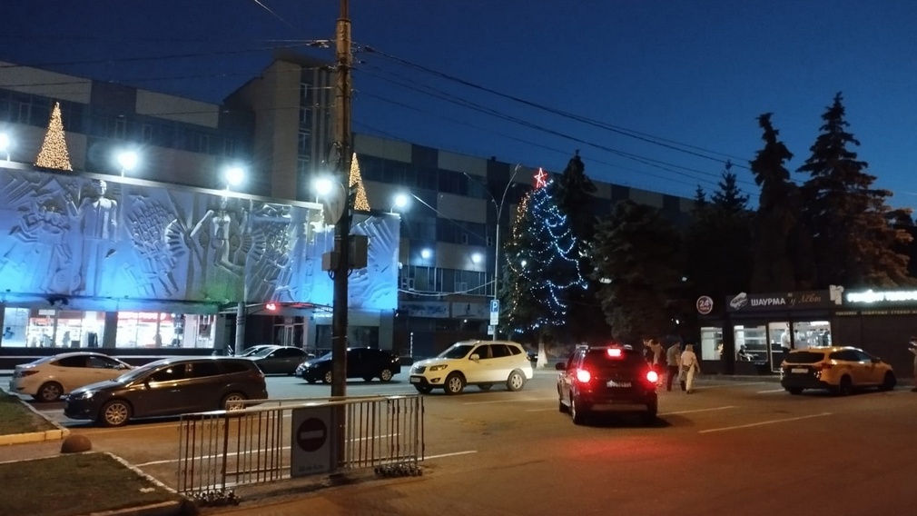 Новогодняя ель появилась рядом с Домом быта в Советском районе Брянска