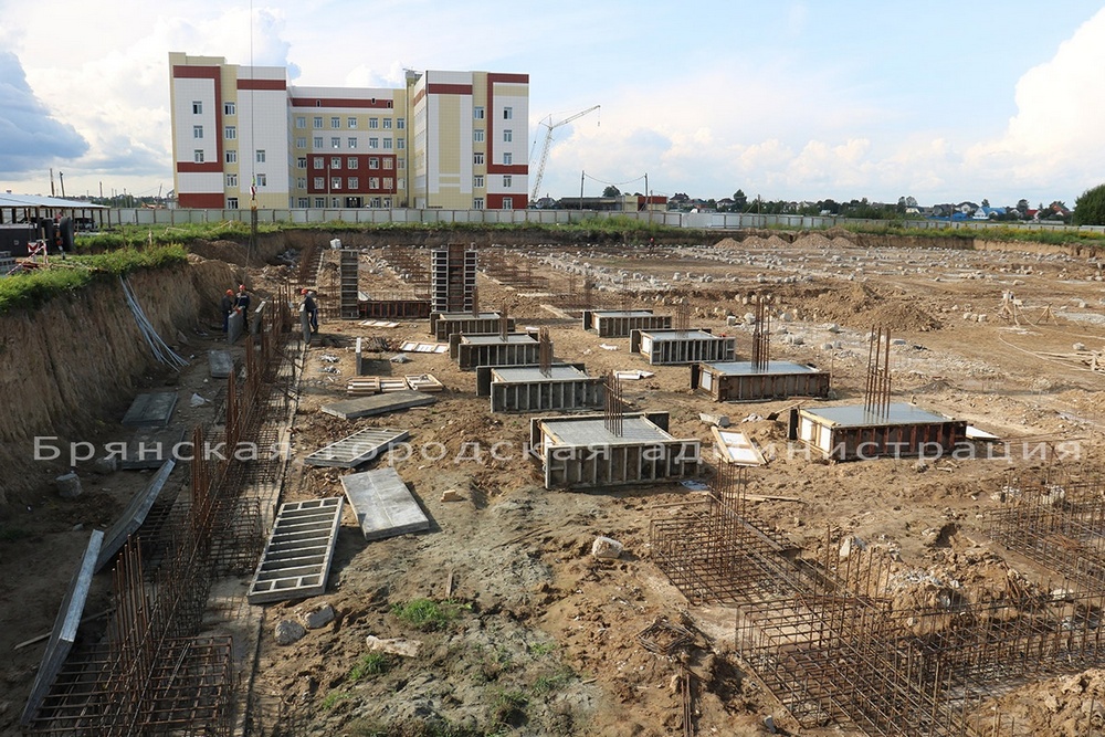 Подрядчик затягивает строительство школы на территории старого аэропорта в Брянске