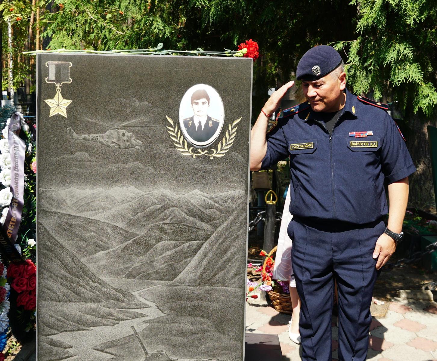 Росгвардейцы в Брянске 6 августа посетили могилу Героя России Олега Визнюка