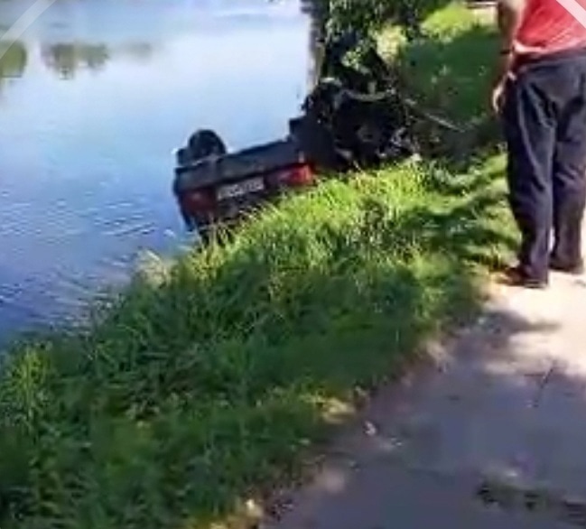 В Новозыбкове автомобиль слетел в местное озеро