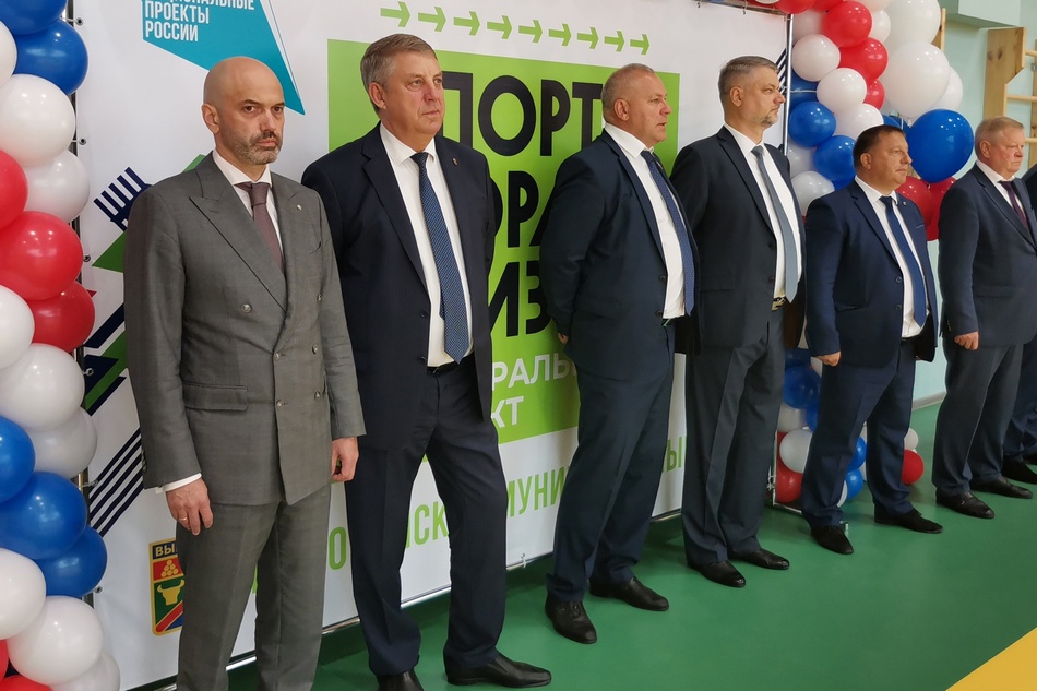 Губернатор Брянской области и первый замминистра спорта России открыли ФОК в Выгоничах