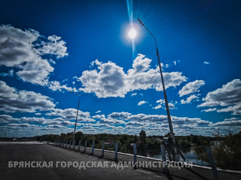 На Славянском мосту в Брянске ведется установка фонарей