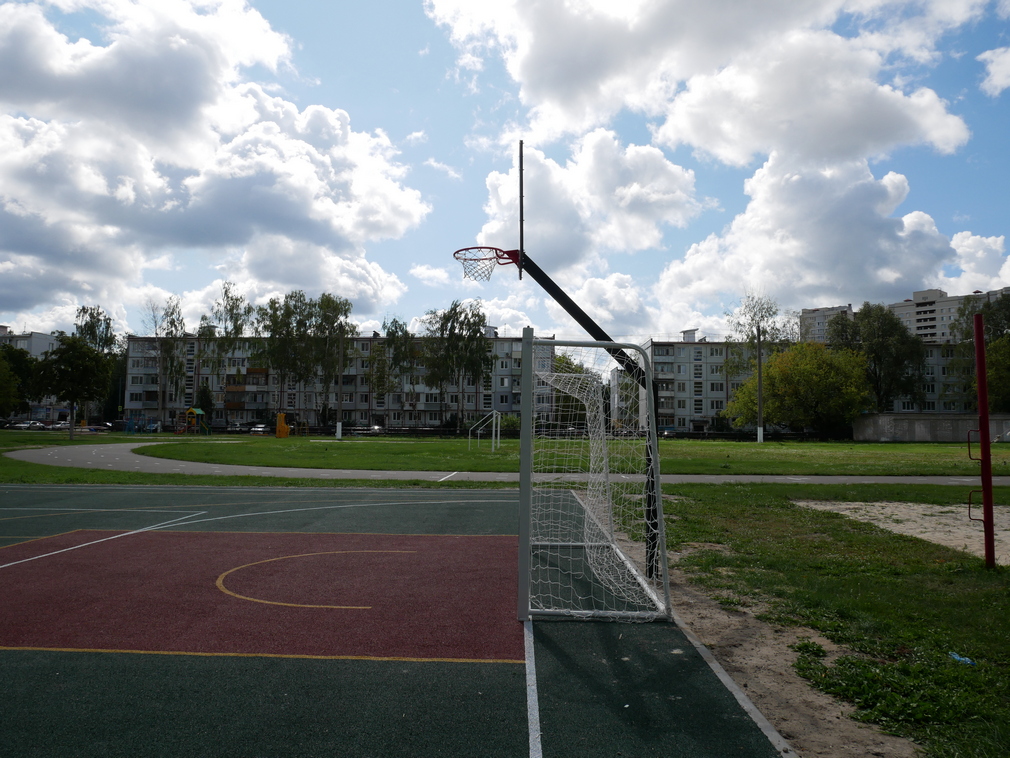 Новую спортивно-игровую площадку установили возле школы № 67 в Брянске