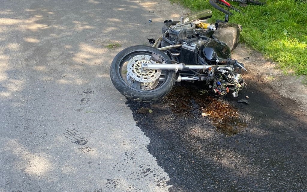 В Почепе столкнулись автомобиль и мотоцикл — байкер умер в реанимации