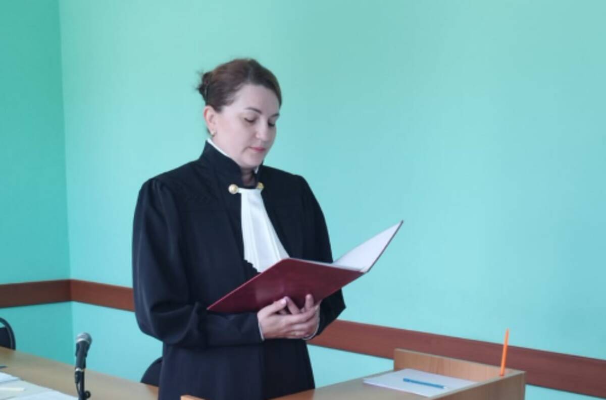 В Навлинском райсуде недавно назначенный мировой судья принес присягу