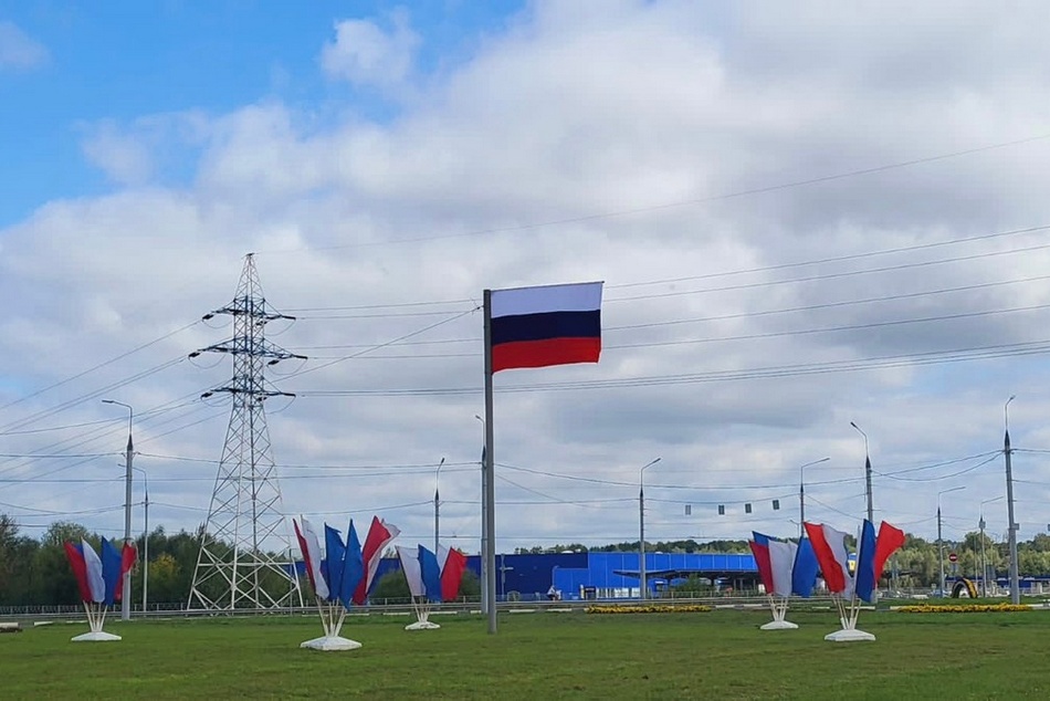 В Фокинском районе Брянска появилась флаговая инсталляция