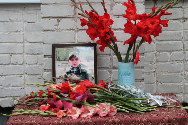 На территории Суземского района увековечили память погибшего в СВО Дениса Виноградова
