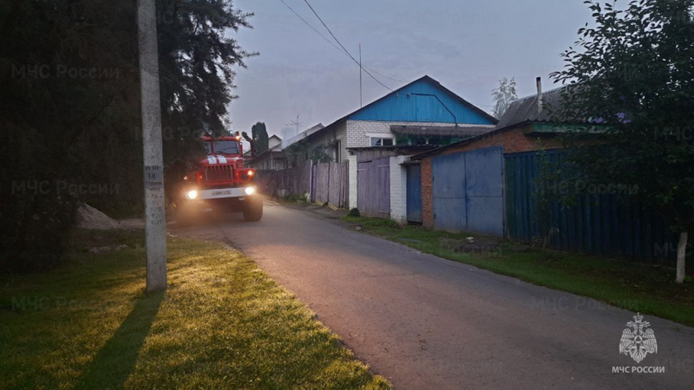 В брянской гордеевке в 4 утра всполыхнул пожар в жилом доме