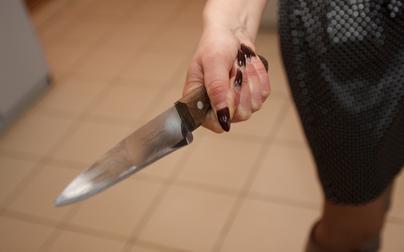 Пьяная мама ребенка-инвалида размахивала ножом возле магазина в Жуковке