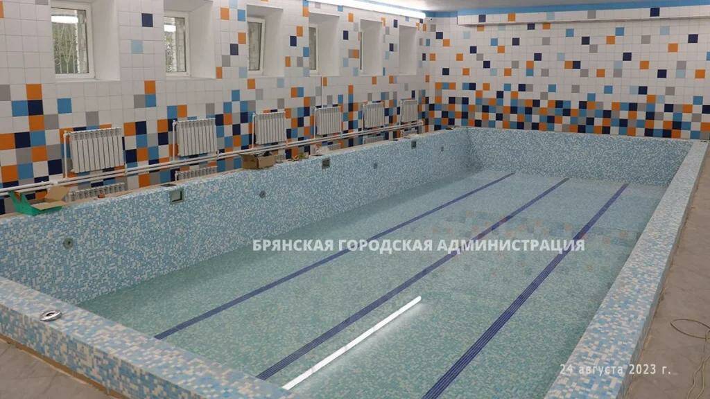 В брянской гимназии № 6 начали наполнять чашу отремонтированного бассейна