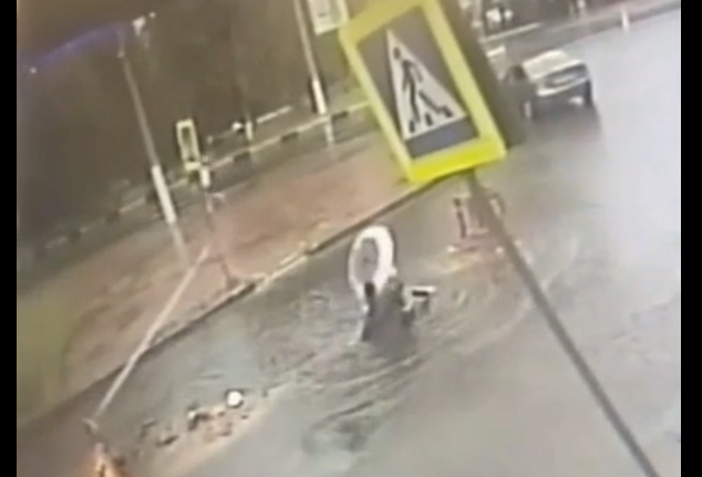 Прокуратура заинтересовалась видео с падением девушки в яму с водой в Брянске