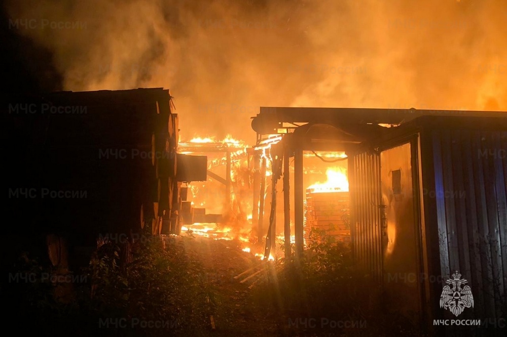 В Фокинском районе Брянска потушили крупный пожар на пилораме