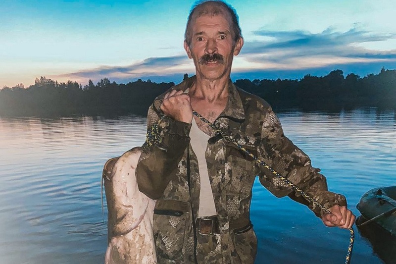 Брянский рыбак Александр Борисов поймал сома весом более 24 килограммов