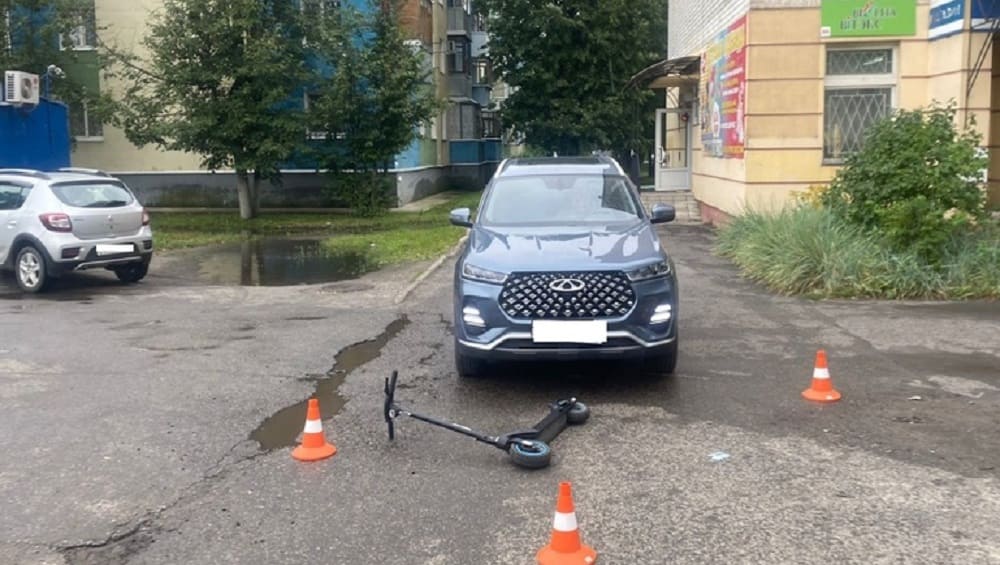 Водитель легковушки в Брянске травмировал пенсионерку на электросамокате
