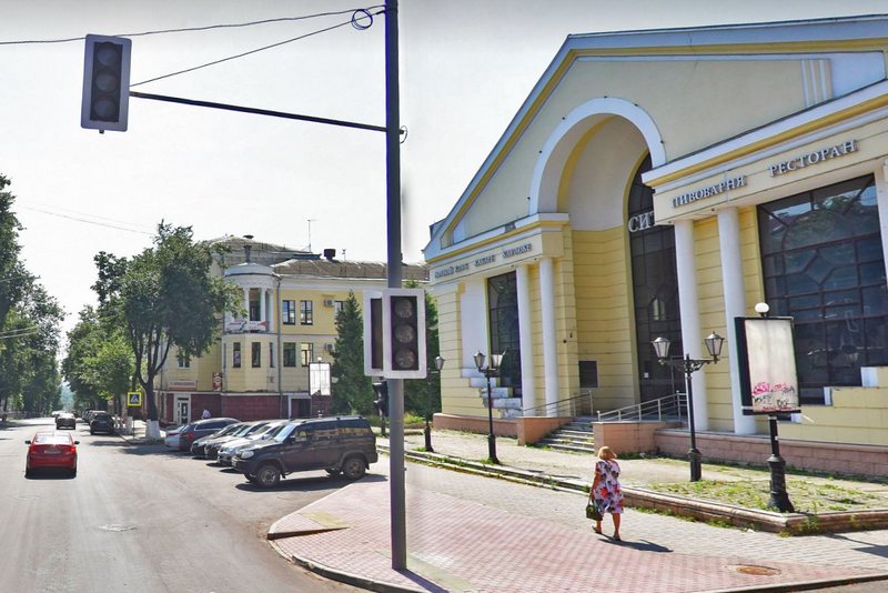 Здание закрытого «Сити холла» в Брянске начало зарастать травой