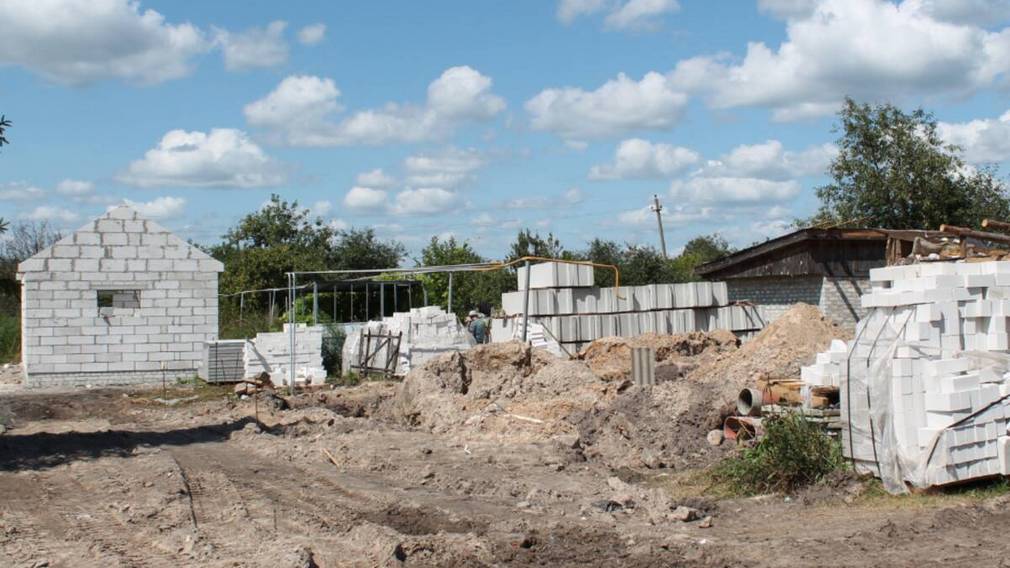 Рабочие в Суземке восстанавливают жилой дом, разрушенный ВСУ