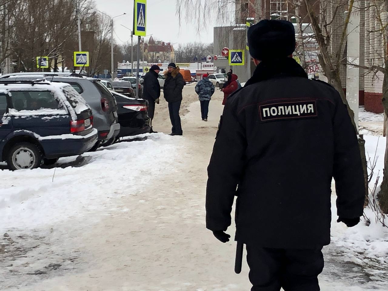 Задержанный отец девочки, устроившей стрельбу в гимназии Брянска, расплакался в суде