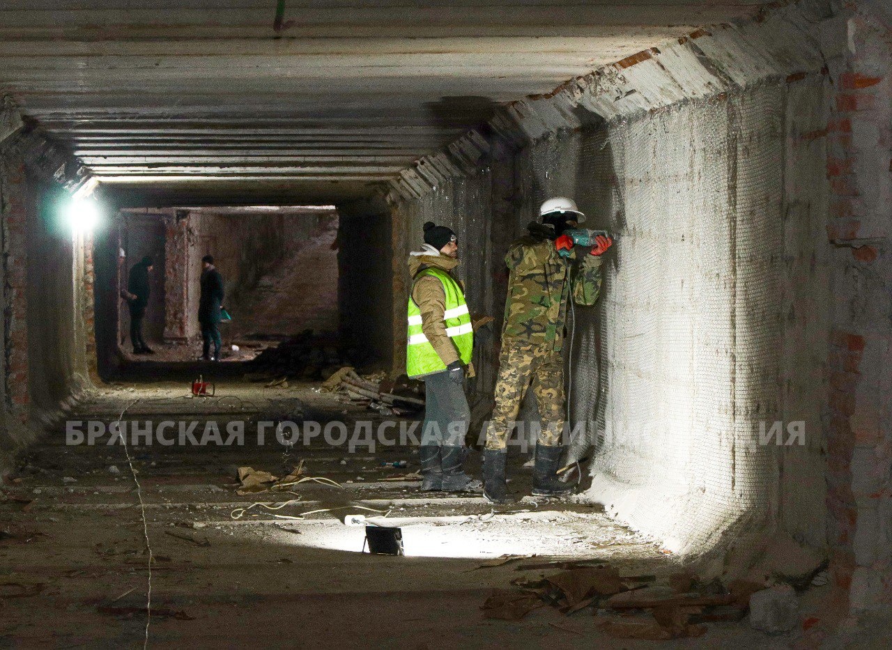 В Брянске подземный переход на «Полтиннике» ремонтируют в две смены