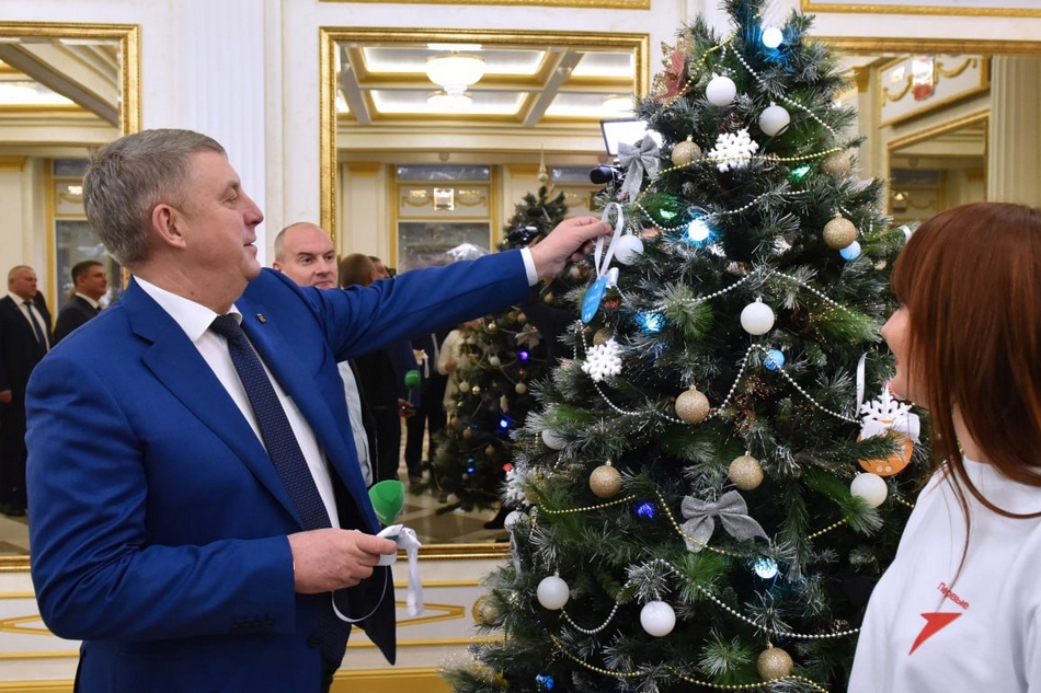 «Елка желаний»: брянский губернатор дал старт традиционной новогодней акции