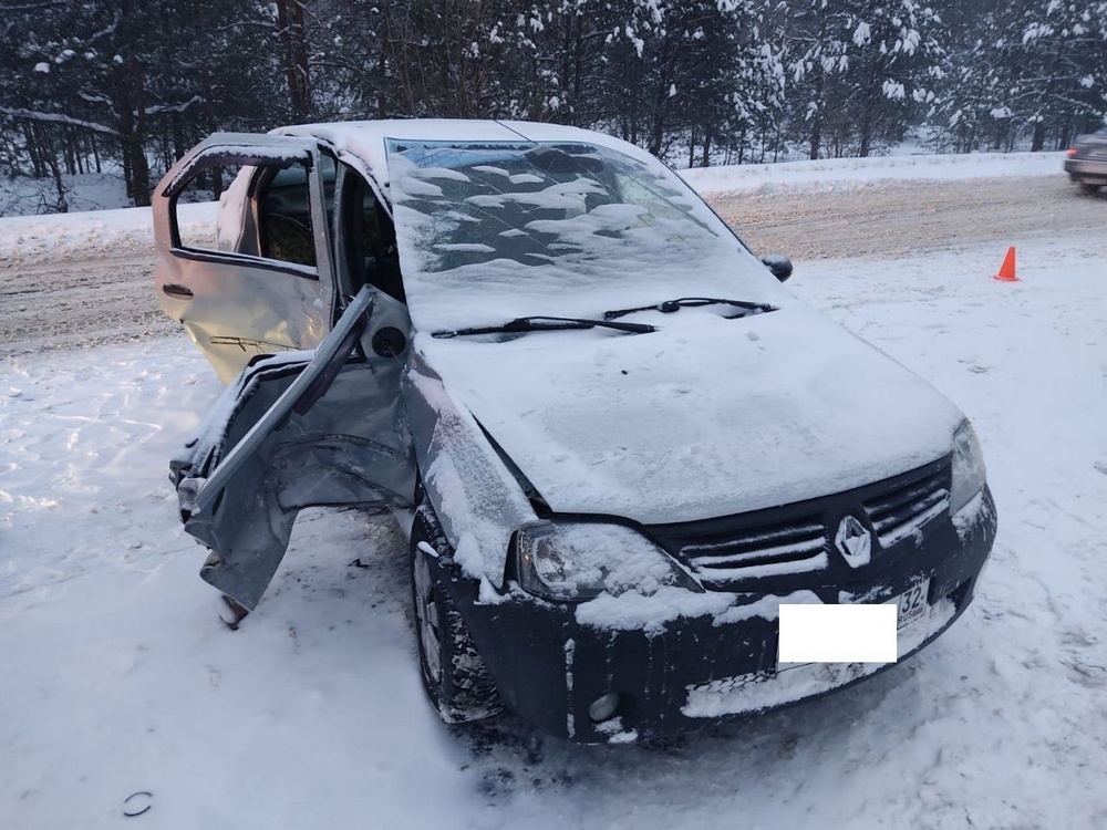 Две пассажирки Renault Logan госпитализированы после ДТП под Брянском