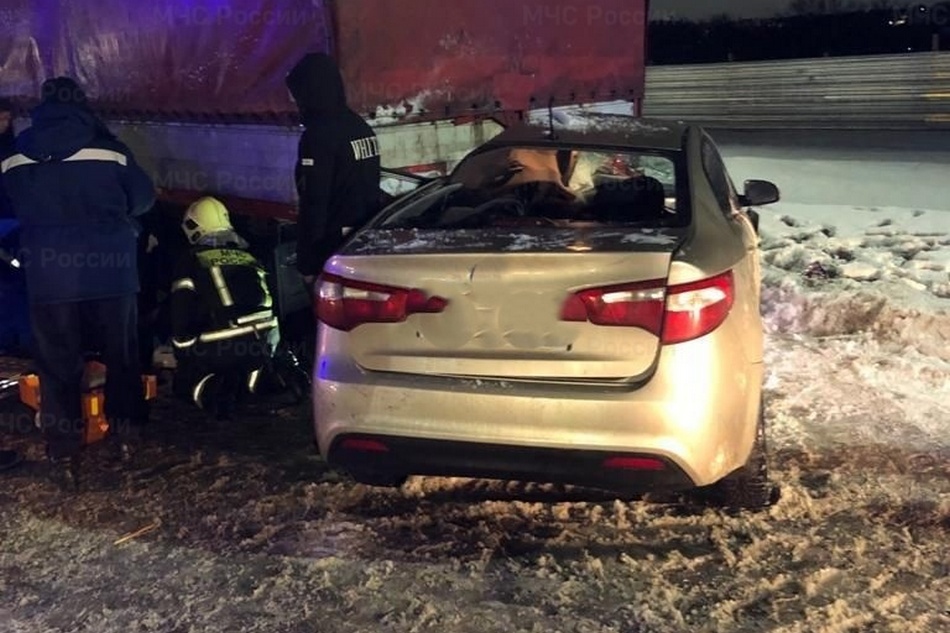 Спасатели вытащили раненого из машины в Бежицком районе Брянска