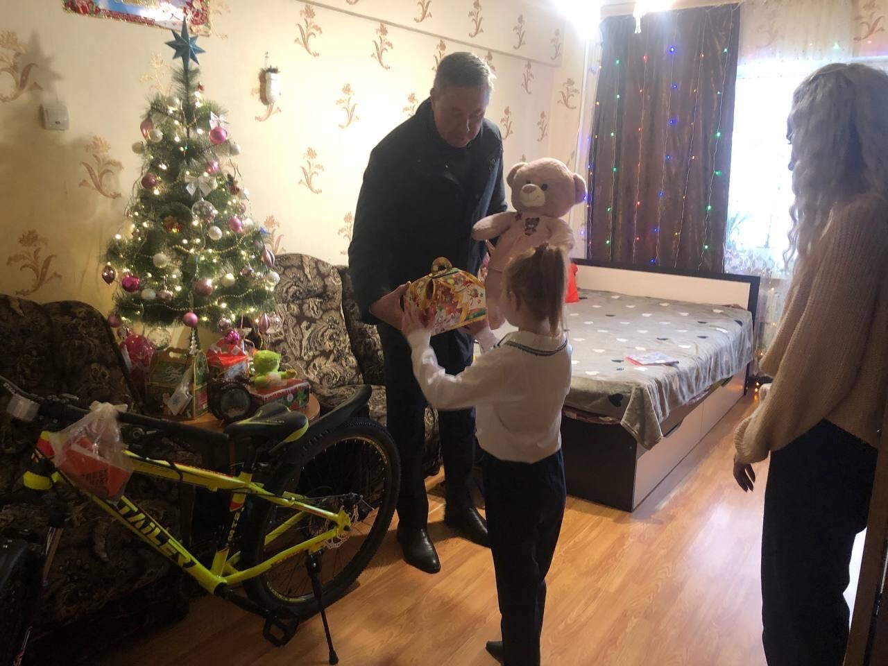 Мэр Клинцов подарил 9-летней девочке велосипед