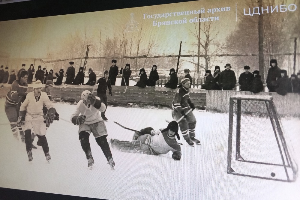 Брянским любителям хоккея показали архивный снимок 1975 года