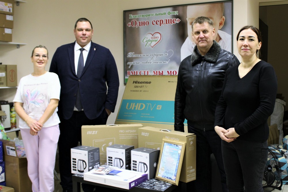 Руководство АО «БАЗ» посетило благотворительный фонд «Одно сердце» с подарками для детей