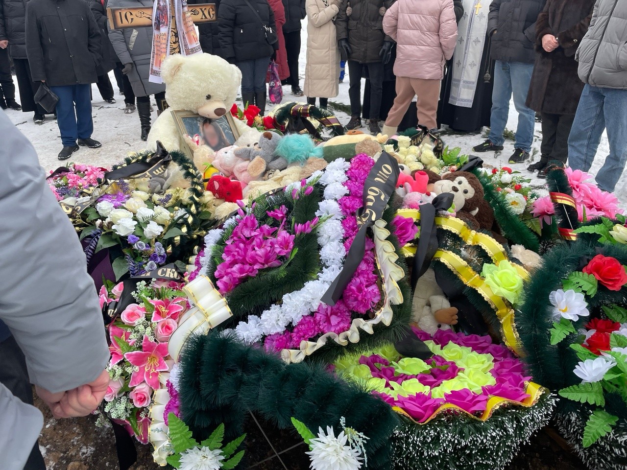 Брянцам показали могилу девочки, застреленной в гимназии №5