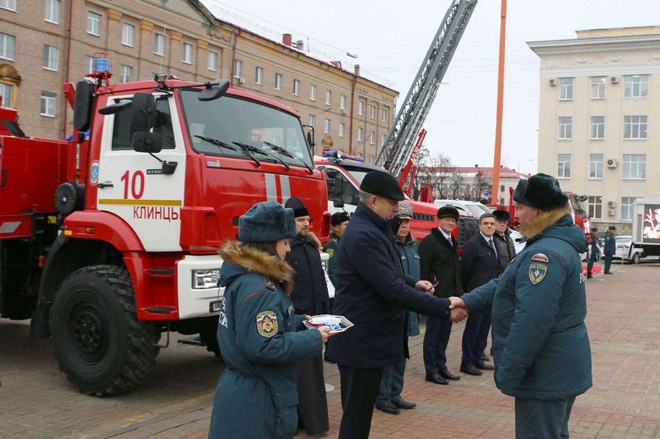 Пожарно-спасательным подразделениям Брянской области передали новую технику