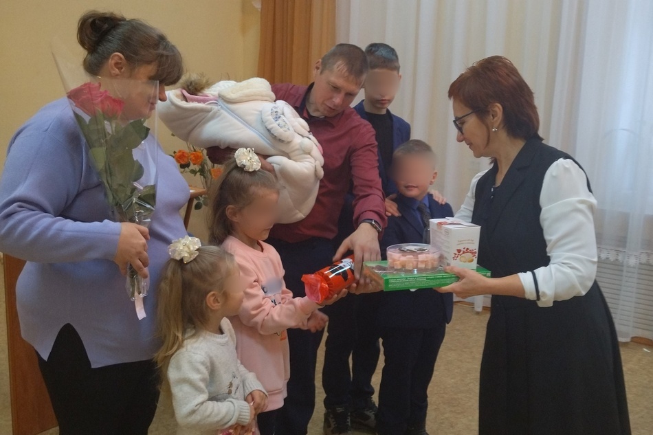 Семью Анищенко из Унечского района поздравили с рождением шестого ребенка