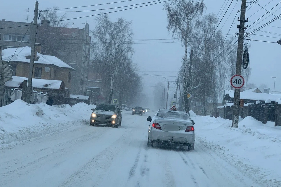 Снежные валы отобрали у брянских автомобилистов по одной полосе