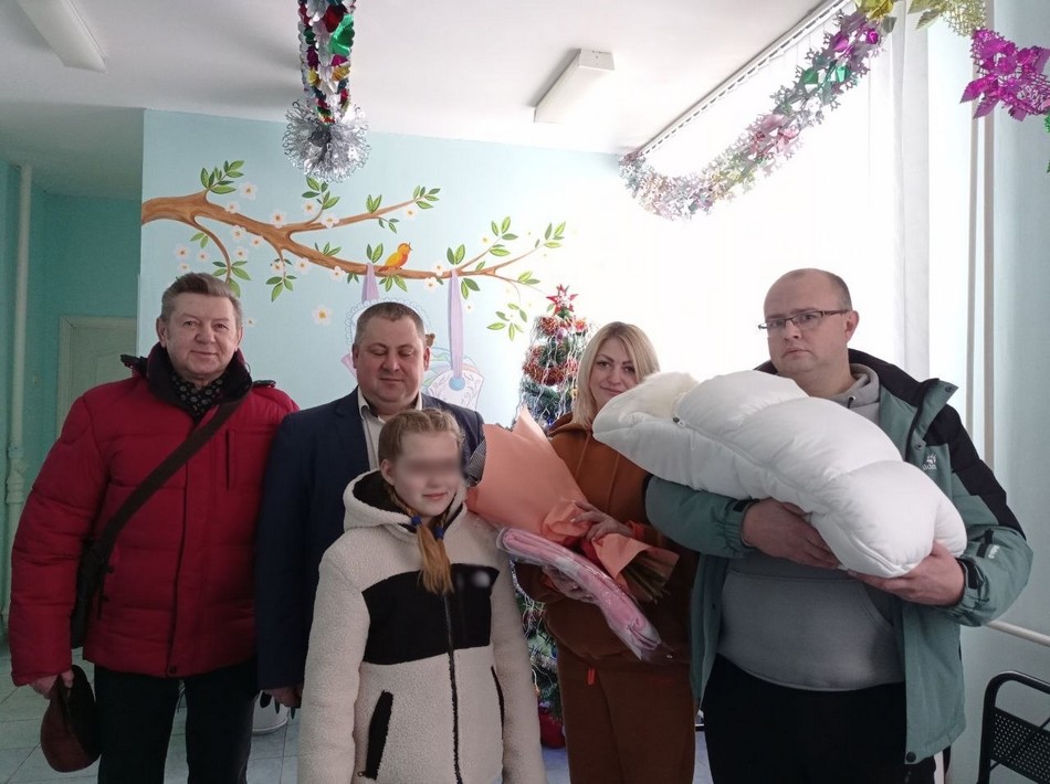 Родителям первой родившейся в 2024 году в Новозыбкове девочки власти подарили коляску