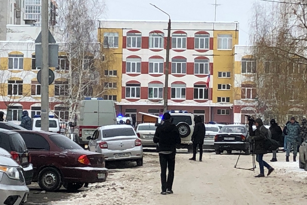 В результате стрельбы в гимназии №5 Брянска погибли две девочки