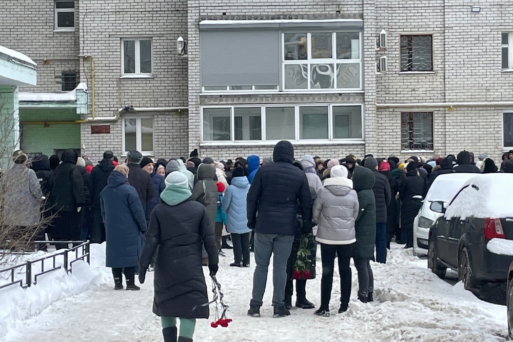 Сотни жителей Брянска пришли проститься с убитой учащейся гимназии №5