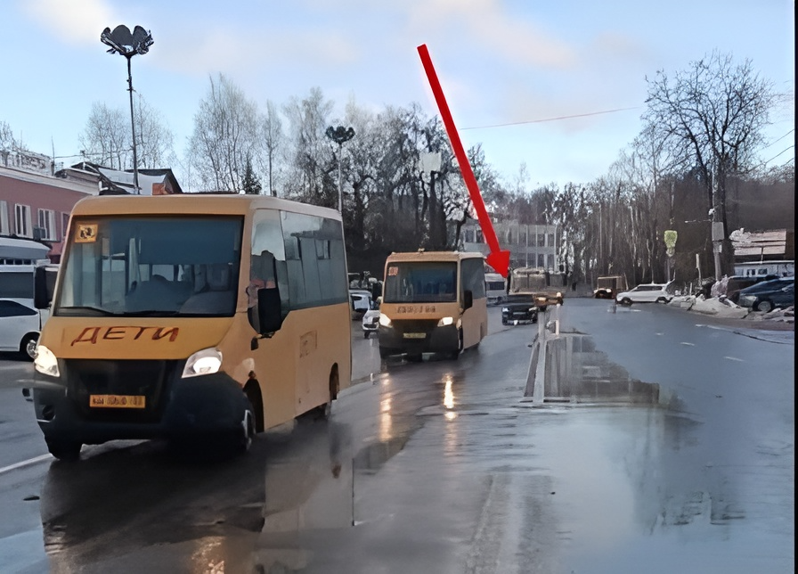 В Брянске автомобилист помешал автобусам с детьми и был наказан