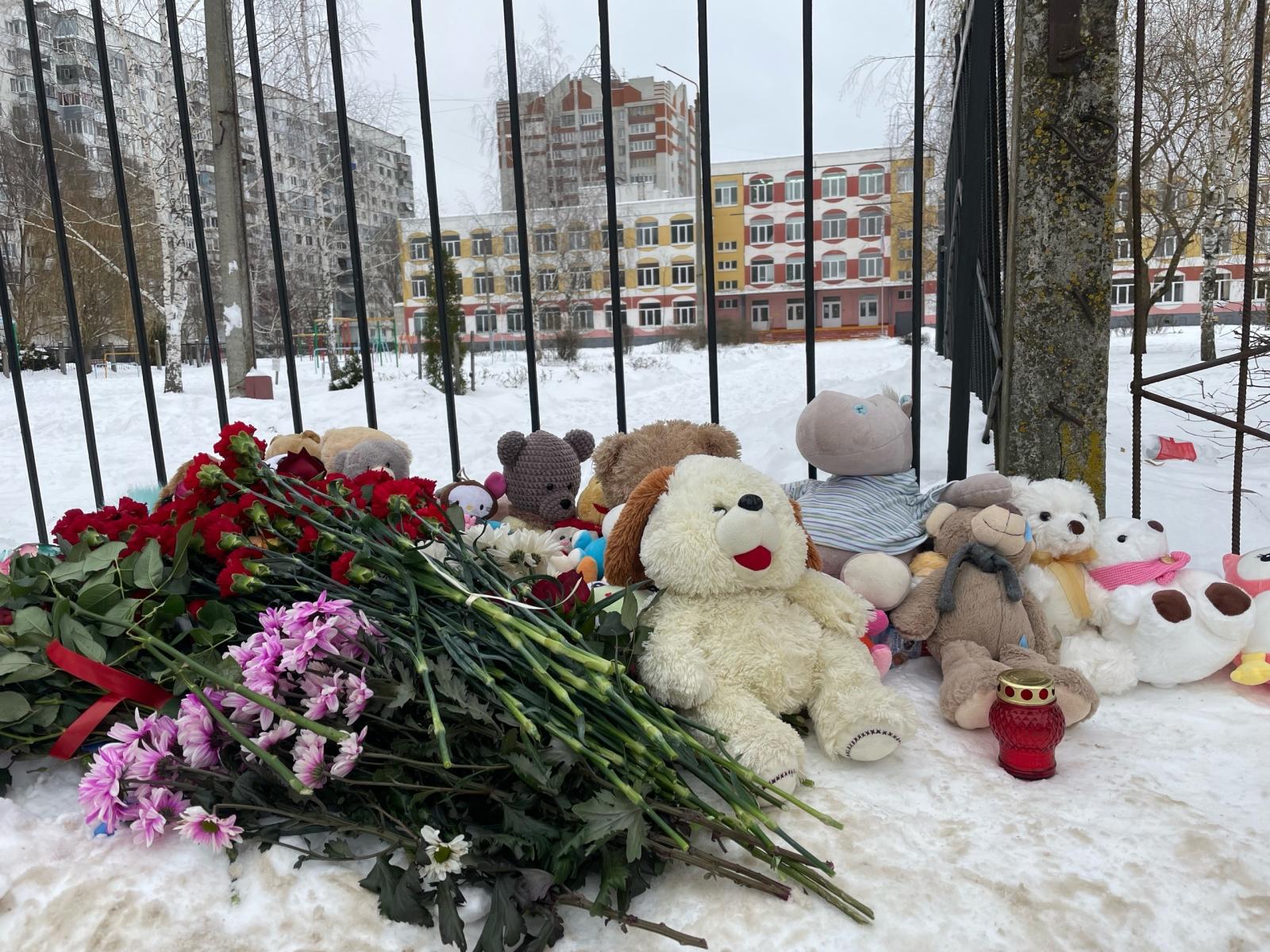 К стенам 5-й гимназии в Брянске люди несут цветы, игрушки и свечи