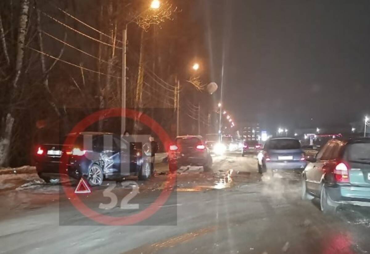 В Володарском районе Брянска на улице Речной разбились 2 легковых автомобиля