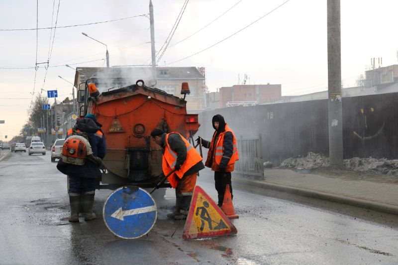 В Брянске продолжается осуществляться ямочный ремонт дорог