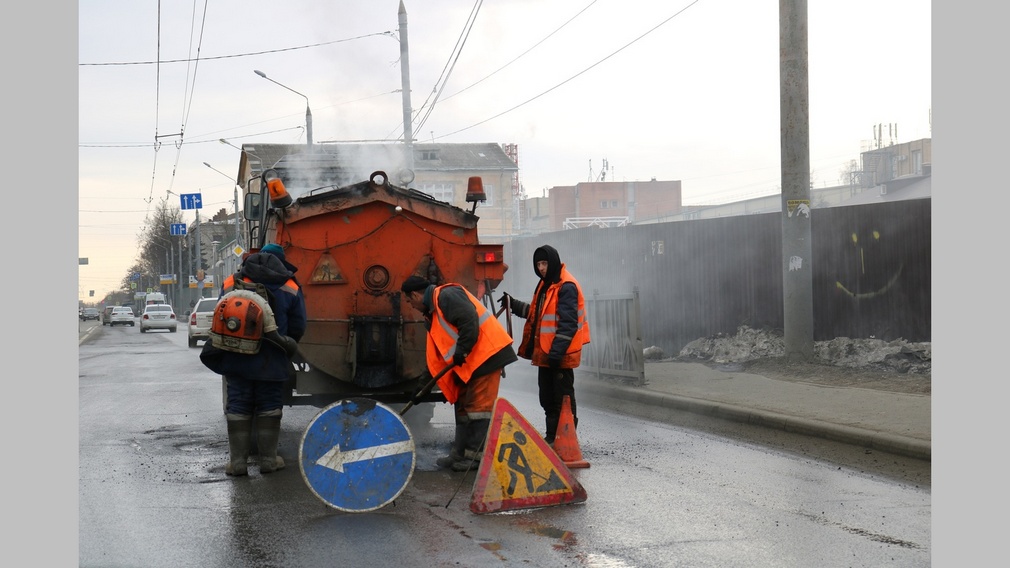Руками брянских дорожников в городе отремонтированы около 50 к.в. метров дороги