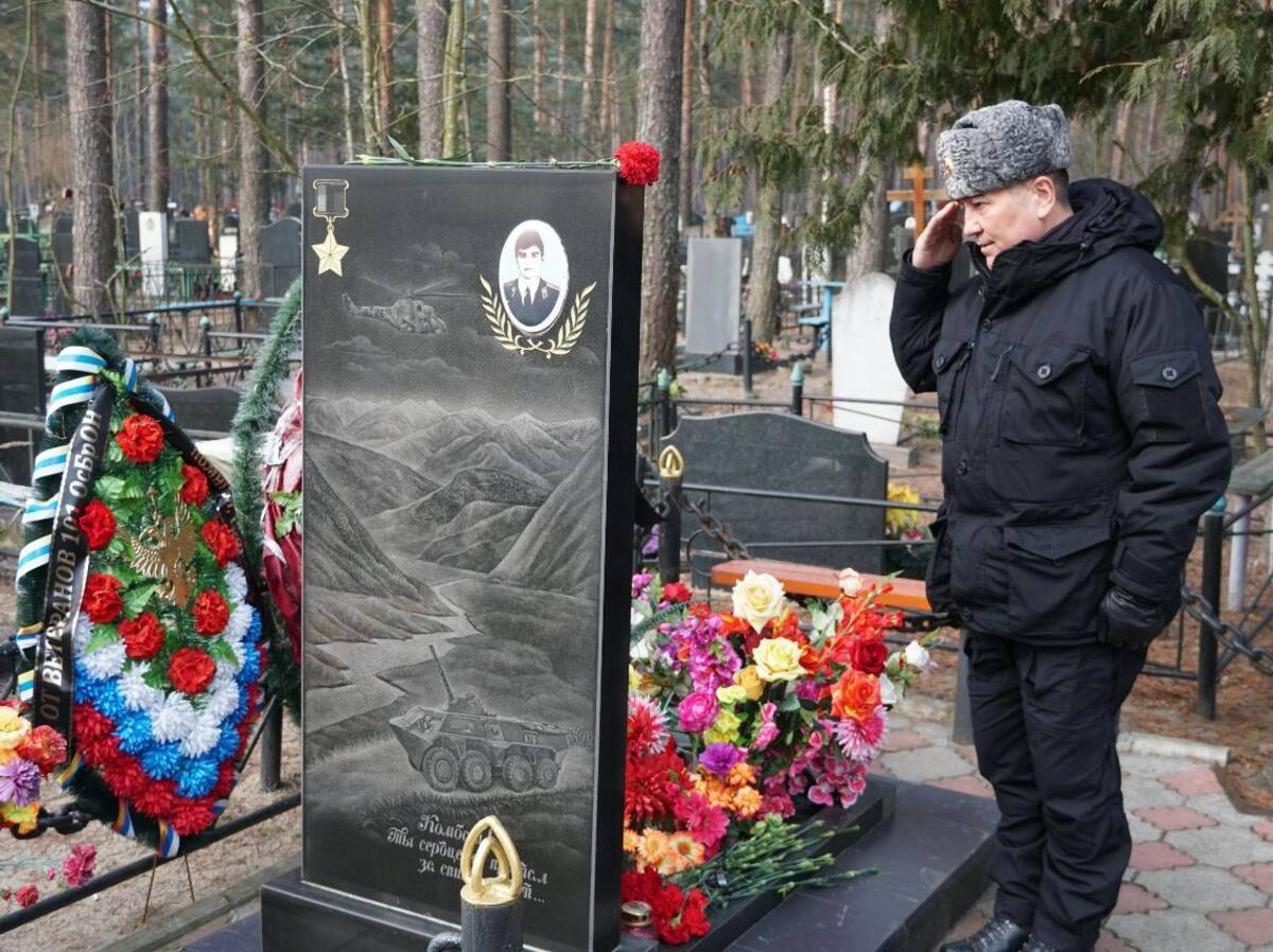 В Брянске сотрудники Росгвардии почтили память Героя России Олега Визнюка в день его рождения