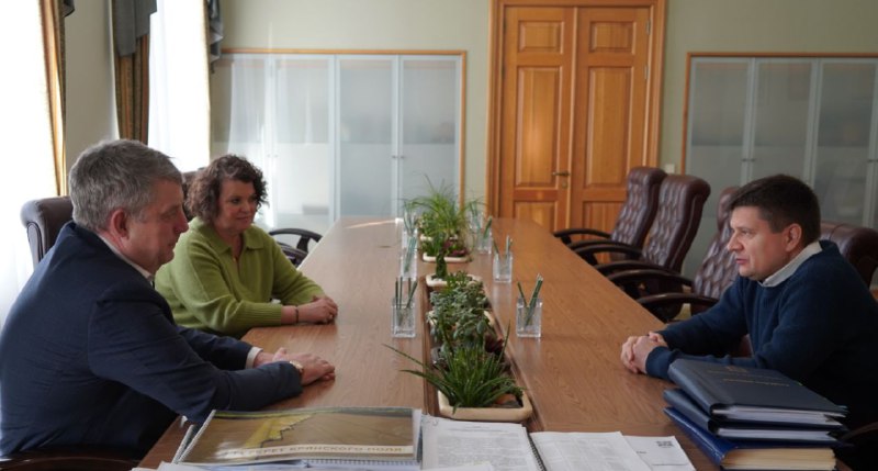 В Брянске губернатор Александр Богомаз провел рабочую встречу с заместителем командующего Северным флотом Игорем Курочкиным
