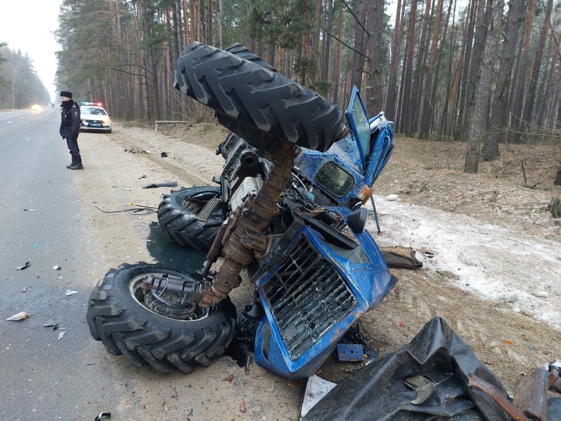 Под Климовом столкнулись Lexus и трактор — ранены оба водителя