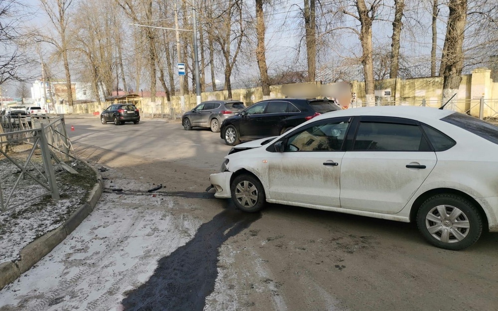 При столкновении легковушек в Брянске ранена 37-летняя женщина